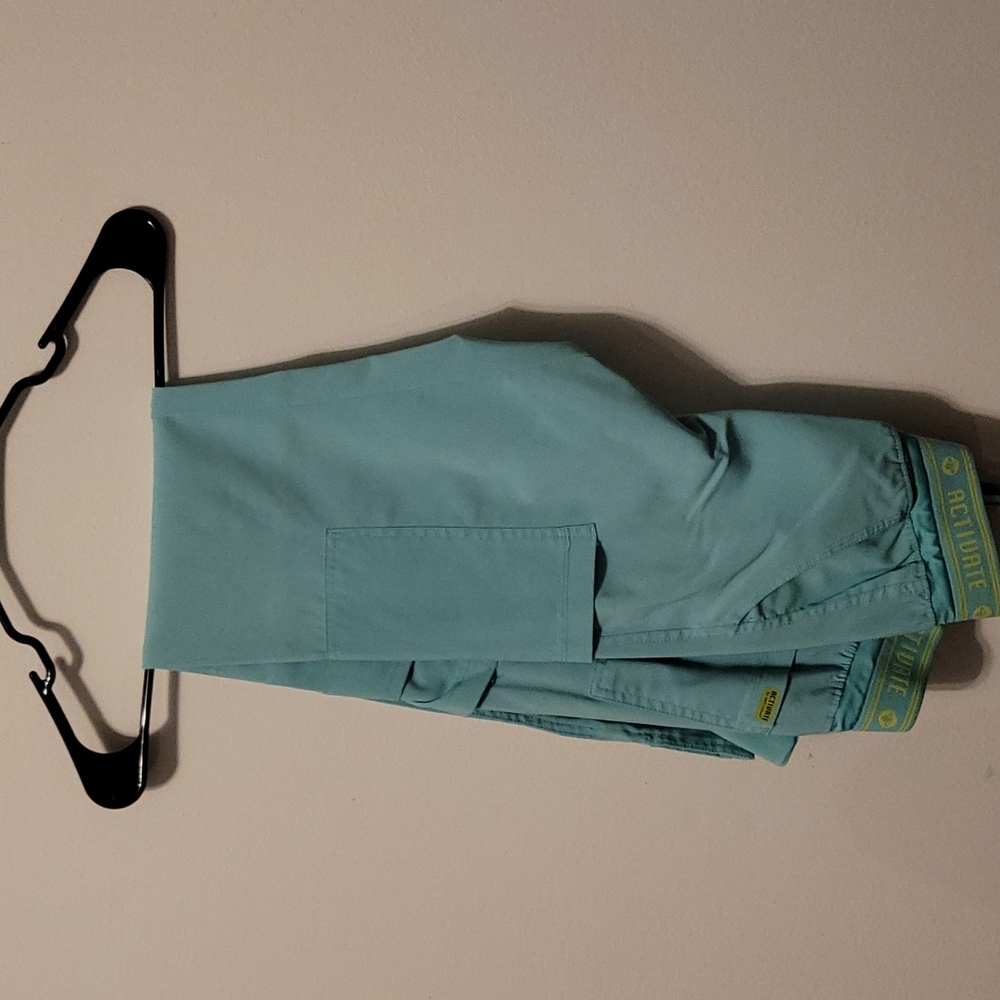 Activate by med couture scrubs, size XS, great condition and comfortable!